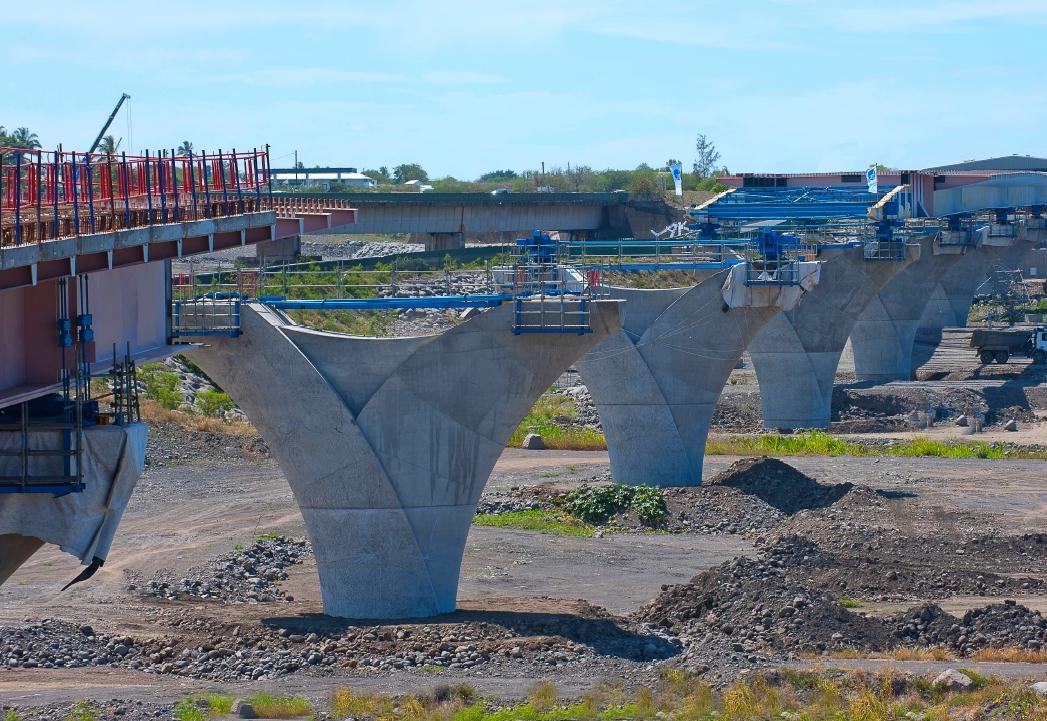 Pont sur la rivière SaintEtienne à SaintLouis LA REUNION (974