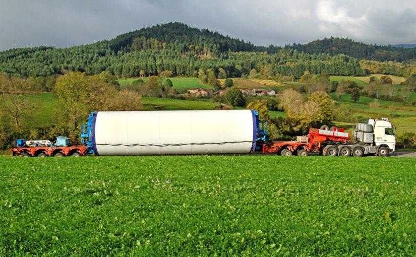Transport d’éoliennes pour le parc éolien de Saint-Nicolas-des-Biefs (03)